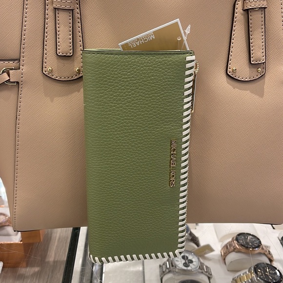 Michael Kors Jet Set Travel Large Pebble Leather Quarter-Zip Wallet
NWT - Picture 3 of 16